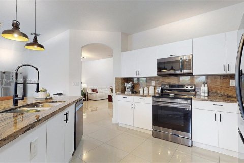 House in Homestead, Florida 5 bedrooms, 265.89 sq.m. № 1817040 - photo 17