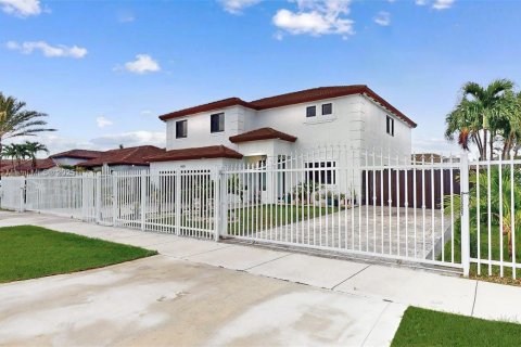 House in Homestead, Florida 5 bedrooms, 265.89 sq.m. № 1817040 - photo 3