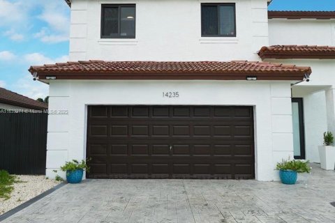 House in Homestead, Florida 5 bedrooms, 265.89 sq.m. № 1817040 - photo 1