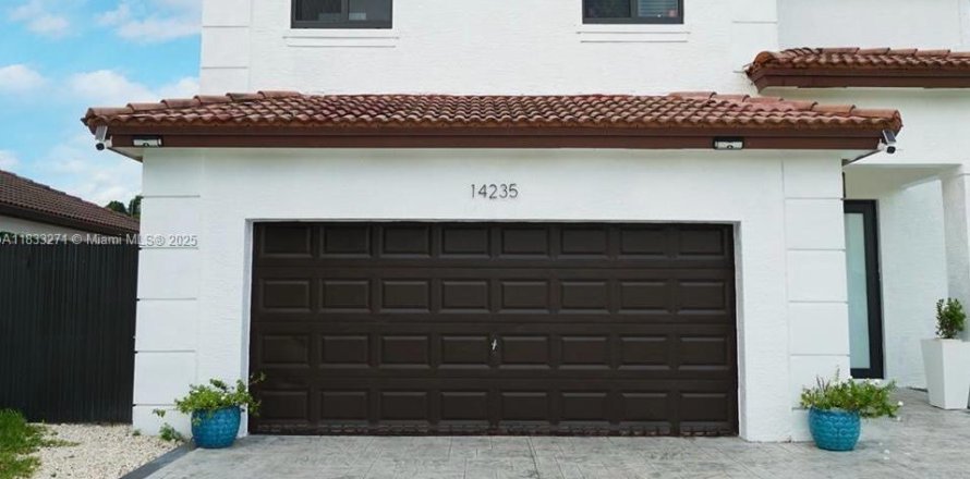 House in Homestead, Florida 5 bedrooms, 265.89 sq.m. № 1817040