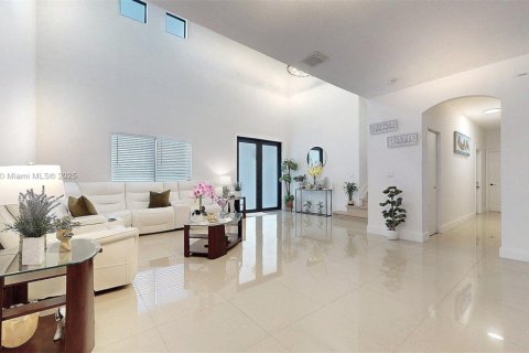 House in Homestead, Florida 5 bedrooms, 265.89 sq.m. № 1817040 - photo 8