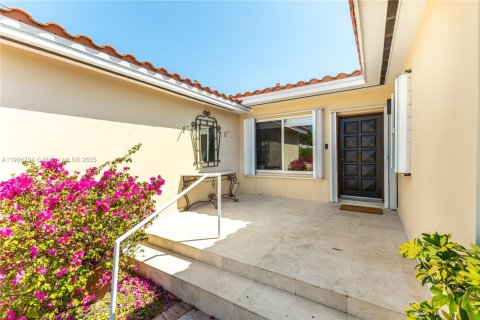 Villa ou maison à vendre à Surfside, Floride: 3 chambres, 181.9 m2 № 1963591 - photo 1