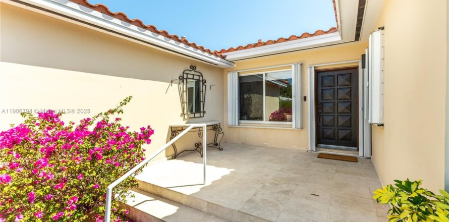 Villa ou maison à Surfside, Floride 3 chambres, 181.9 m2 № 1963591