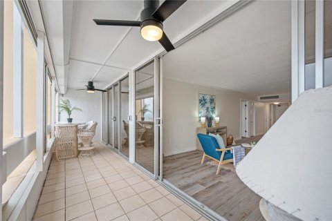 Condo in Redington Shores, Florida, 1 bedroom № 2236445 - photo 25