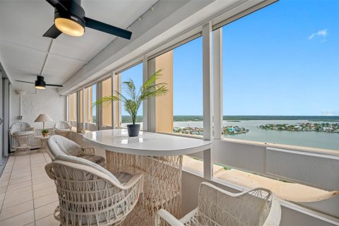 Condo in Redington Shores, Florida, 1 bedroom № 2236445 - photo 27