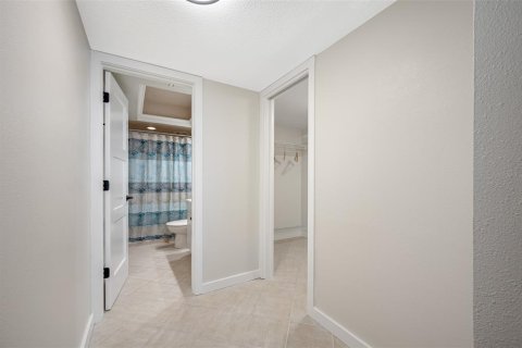 Condo in Redington Shores, Florida, 1 bedroom № 2236445 - photo 16