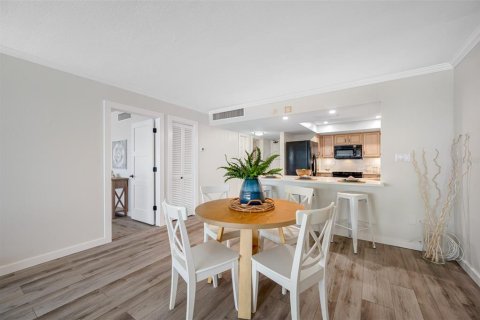 Condo in Redington Shores, Florida, 1 bedroom № 2236445 - photo 10