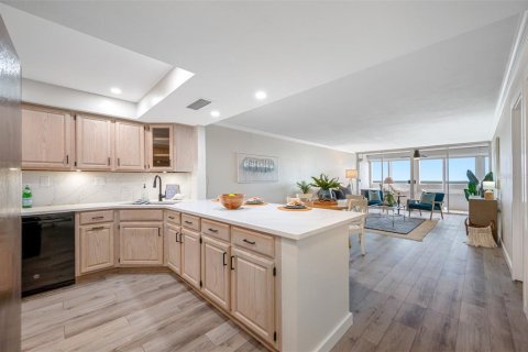 Condo in Redington Shores, Florida, 1 bedroom № 2236445 - photo 3