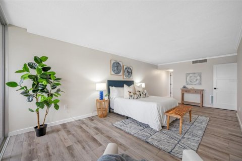 Condo in Redington Shores, Florida, 1 bedroom № 2236445 - photo 14