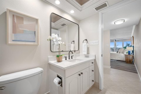 Condo in Redington Shores, Florida, 1 bedroom № 2236445 - photo 20