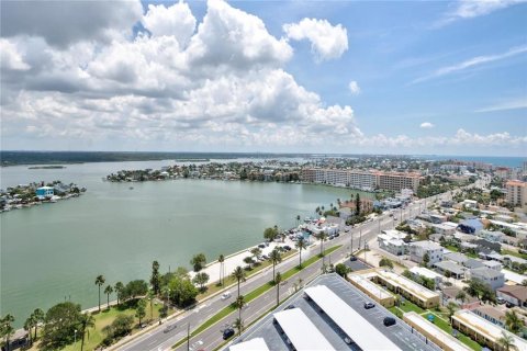 Condo in Redington Shores, Florida, 1 bedroom № 2236445 - photo 30