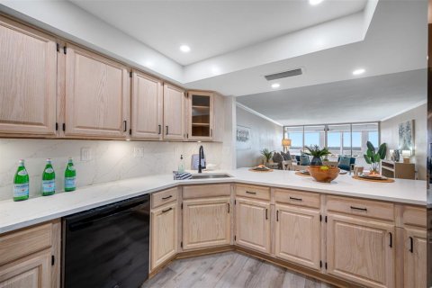 Condo in Redington Shores, Florida, 1 bedroom № 2236445 - photo 5