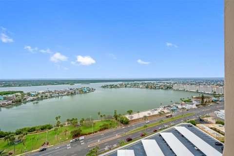 Condo in Redington Shores, Florida, 1 bedroom № 2236445 - photo 2