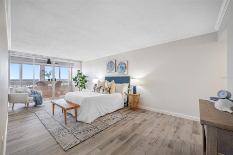Condo in Redington Shores, Florida, 1 bedroom № 2236445 - photo 15