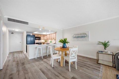 Condo in Redington Shores, Florida, 1 bedroom № 2236445 - photo 9