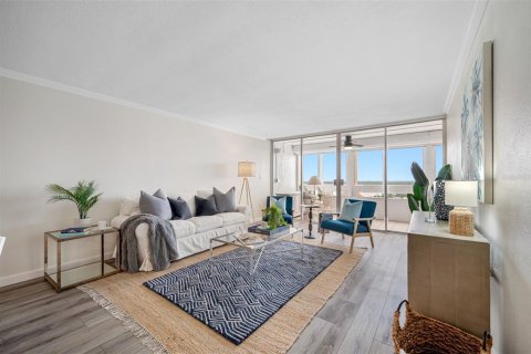 Condo in Redington Shores, Florida, 1 bedroom № 2236445 - photo 12
