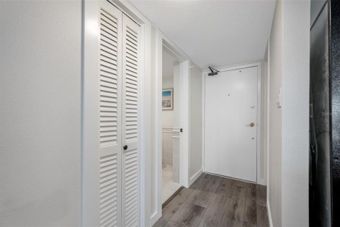 Condo in Redington Shores, Florida, 1 bedroom № 2236445 - photo 21