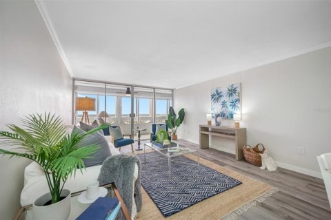 Condo in Redington Shores, Florida, 1 bedroom № 2236445 - photo 11