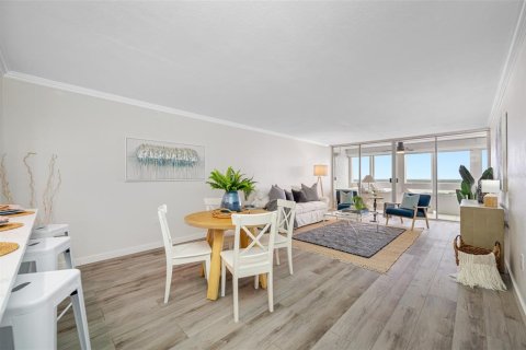 Condo in Redington Shores, Florida, 1 bedroom № 2236445 - photo 8