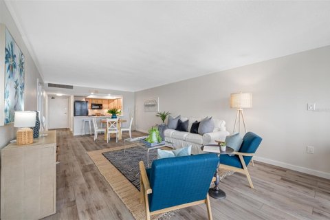 Condo in Redington Shores, Florida, 1 bedroom № 2236445 - photo 13