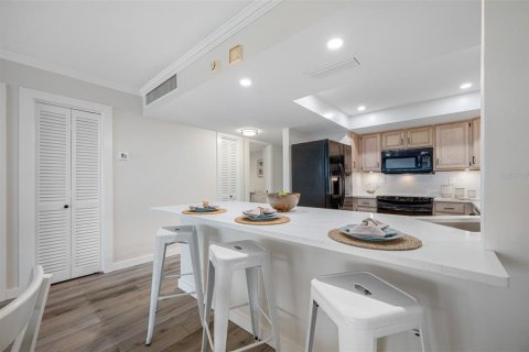 Condo in Redington Shores, Florida, 1 bedroom № 2236445 - photo 6