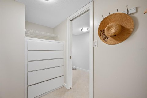 Condo in Redington Shores, Florida, 1 bedroom № 2236445 - photo 18