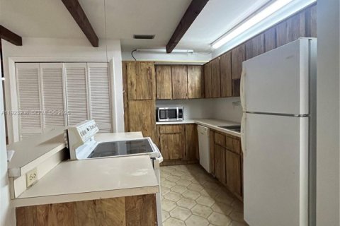 Villa ou maison à vendre à Hollywood, Floride: 2 chambres, 113.34 m2 № 1976843 - photo 13