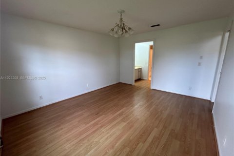 Villa ou maison à vendre à Hollywood, Floride: 2 chambres, 113.34 m2 № 1976843 - photo 18