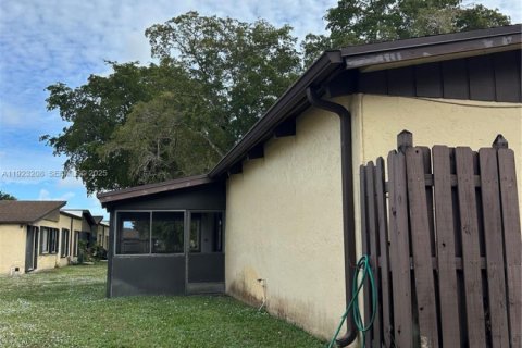 Villa ou maison à vendre à Hollywood, Floride: 2 chambres, 113.34 m2 № 1976843 - photo 28