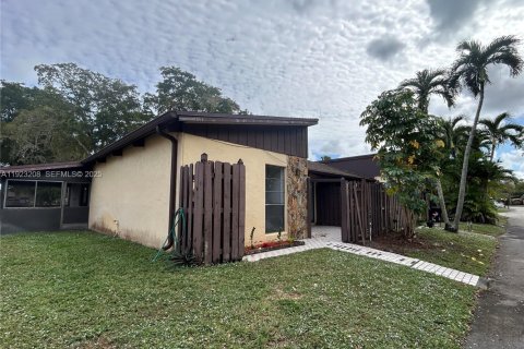 Villa ou maison à vendre à Hollywood, Floride: 2 chambres, 113.34 m2 № 1976843 - photo 3