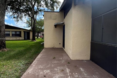 Villa ou maison à vendre à Hollywood, Floride: 2 chambres, 113.34 m2 № 1976843 - photo 25