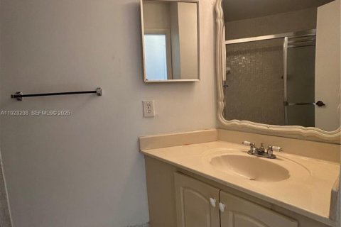 Villa ou maison à vendre à Hollywood, Floride: 2 chambres, 113.34 m2 № 1976843 - photo 9