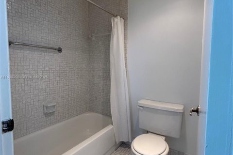 Villa ou maison à vendre à Hollywood, Floride: 2 chambres, 113.34 m2 № 1976843 - photo 22