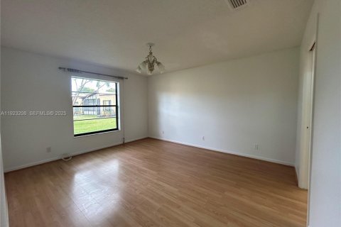 Villa ou maison à vendre à Hollywood, Floride: 2 chambres, 113.34 m2 № 1976843 - photo 17