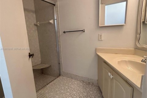 Villa ou maison à vendre à Hollywood, Floride: 2 chambres, 113.34 m2 № 1976843 - photo 21