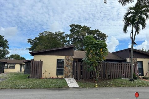 Villa ou maison à vendre à Hollywood, Floride: 2 chambres, 113.34 m2 № 1976843 - photo 2