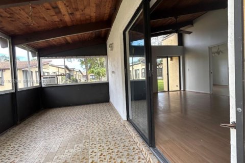 Villa ou maison à vendre à Hollywood, Floride: 2 chambres, 113.34 m2 № 1976843 - photo 23