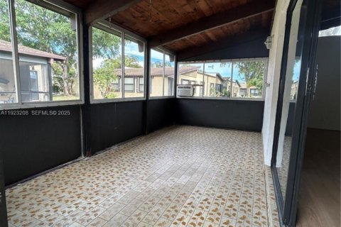 Villa ou maison à vendre à Hollywood, Floride: 2 chambres, 113.34 m2 № 1976843 - photo 24