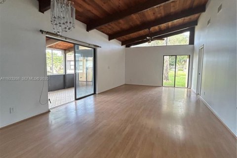 Villa ou maison à vendre à Hollywood, Floride: 2 chambres, 113.34 m2 № 1976843 - photo 14