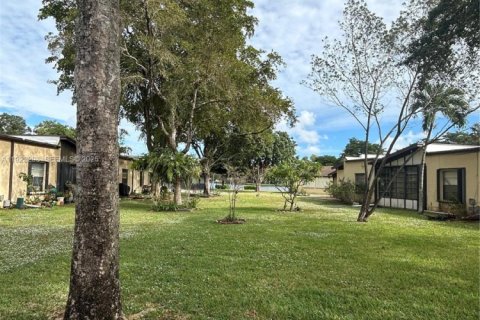 Villa ou maison à vendre à Hollywood, Floride: 2 chambres, 113.34 m2 № 1976843 - photo 27