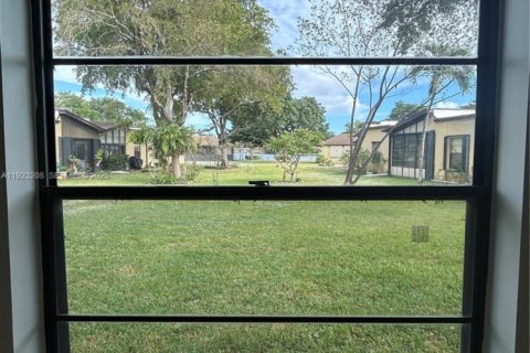 Villa ou maison à vendre à Hollywood, Floride: 2 chambres, 113.34 m2 № 1976843 - photo 16