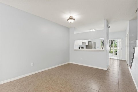 Townhouse in Brandon, Florida 2 bedrooms, 103.12 sq.m. № 2290732 - photo 6
