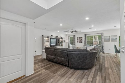 House in Spring Hill, Florida 6 bedrooms, 376.63 sq.m. № 2227897 - photo 20
