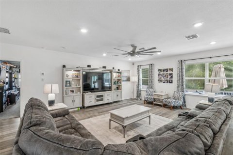 House in Spring Hill, Florida 6 bedrooms, 376.63 sq.m. № 2227897 - photo 23