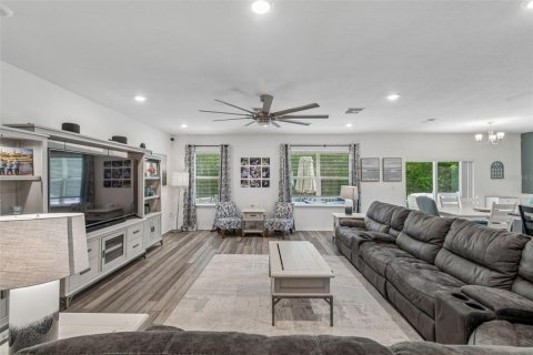 House in Spring Hill, Florida 6 bedrooms, 376.63 sq.m. № 2227897 - photo 22