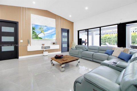 Casa en venta en Miami, Florida, 5 dormitorios, 348.76 m2 № 2081334 - foto 5