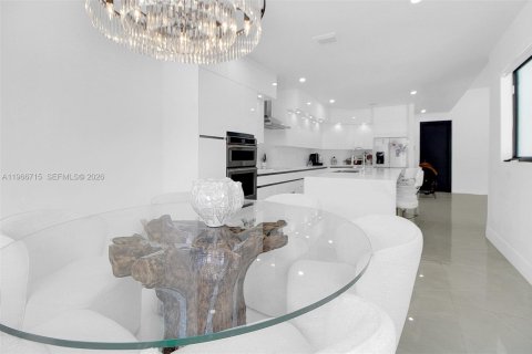 Casa en venta en Miami, Florida, 5 dormitorios, 348.76 m2 № 2081334 - foto 13