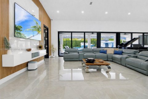 Casa en venta en Miami, Florida, 5 dormitorios, 348.76 m2 № 2081334 - foto 2