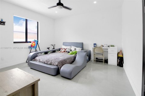 Casa en venta en Miami, Florida, 5 dormitorios, 348.76 m2 № 2081334 - foto 19