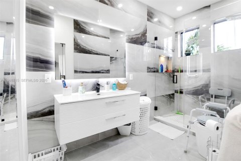 Casa en venta en Miami, Florida, 5 dormitorios, 348.76 m2 № 2081334 - foto 26